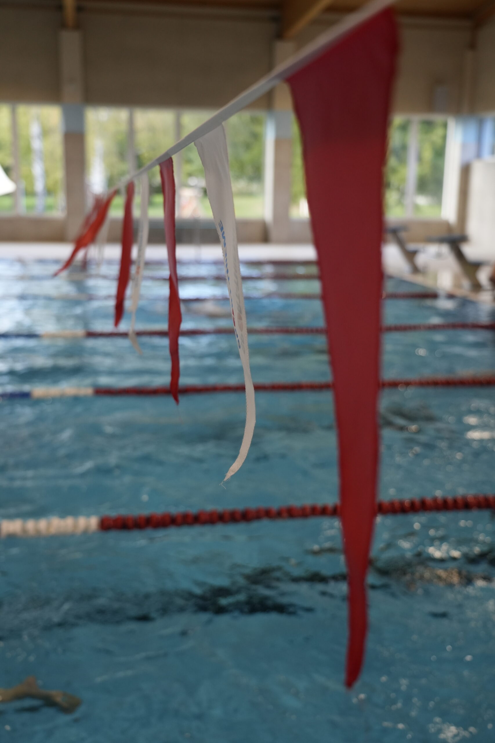 Foto vom SChwimmbad innen unscharf, die fahnen sind scharf gestellt