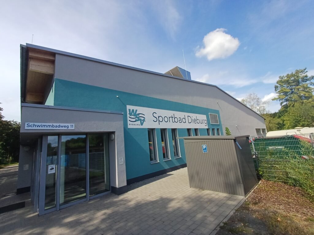 Eine aussenaufnahme vom Schwimmbadeingang von Dieburg