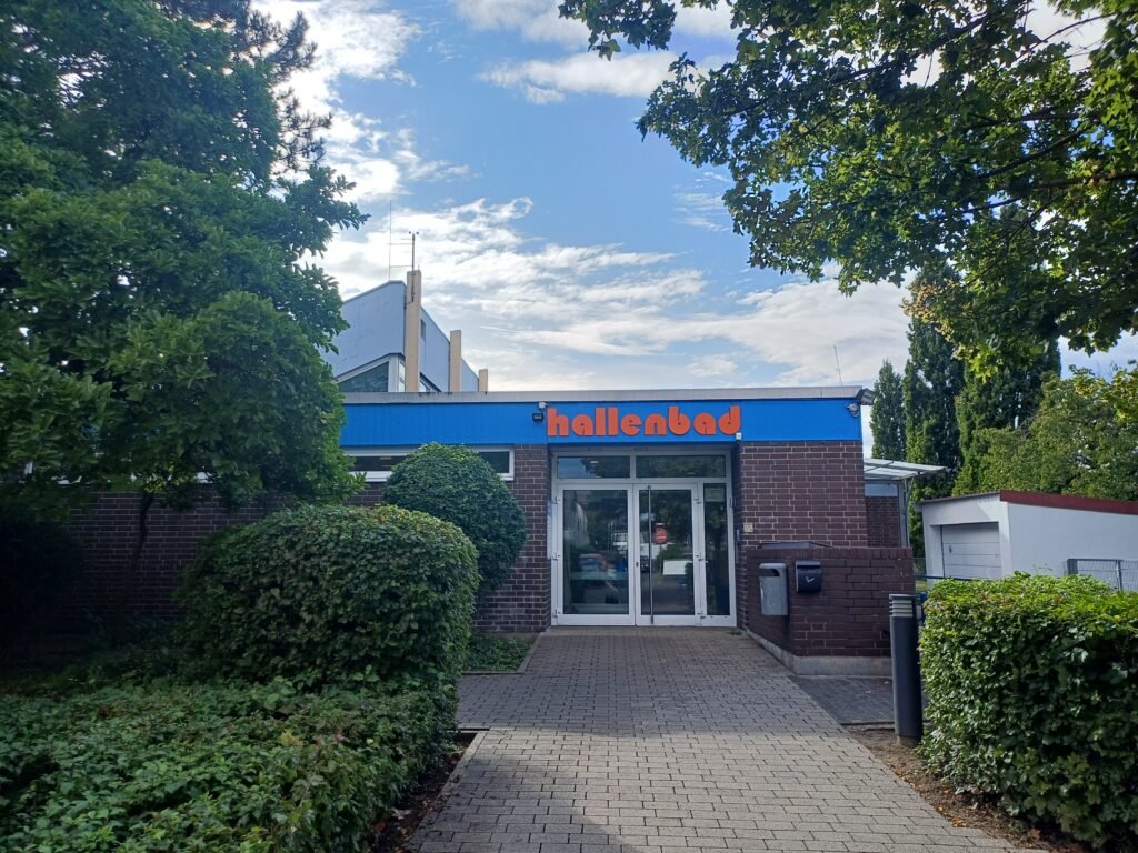 Der Eingang vom Hallenbad Groß-Zimmern