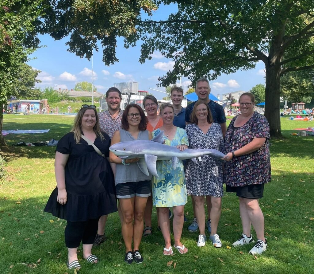 Gruppenbild vom Vorstand mit einem Kuscheltier-Hai