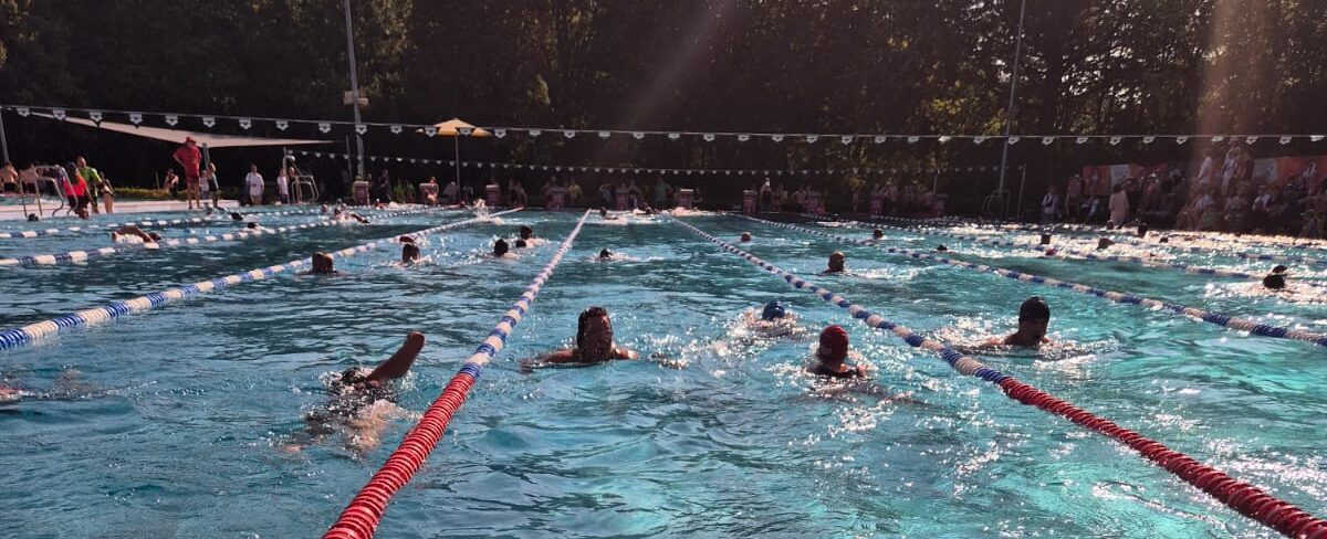 Triathleten beim Schwimmen